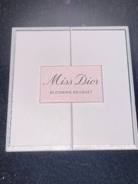 Mini Miss Dior Blooming Bouquet 2-piece set